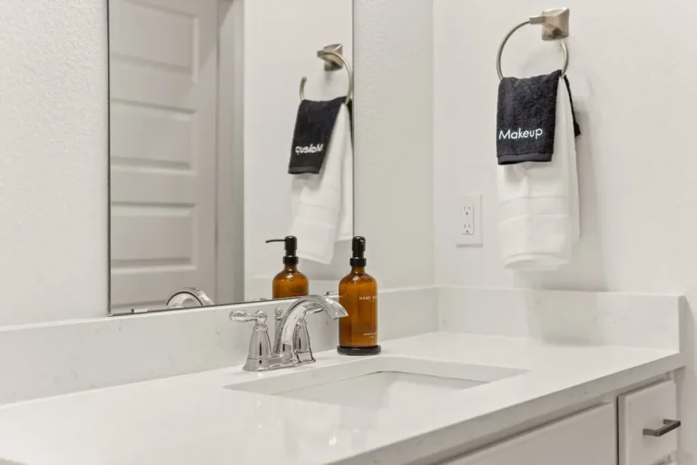 Full-bathroom-8
